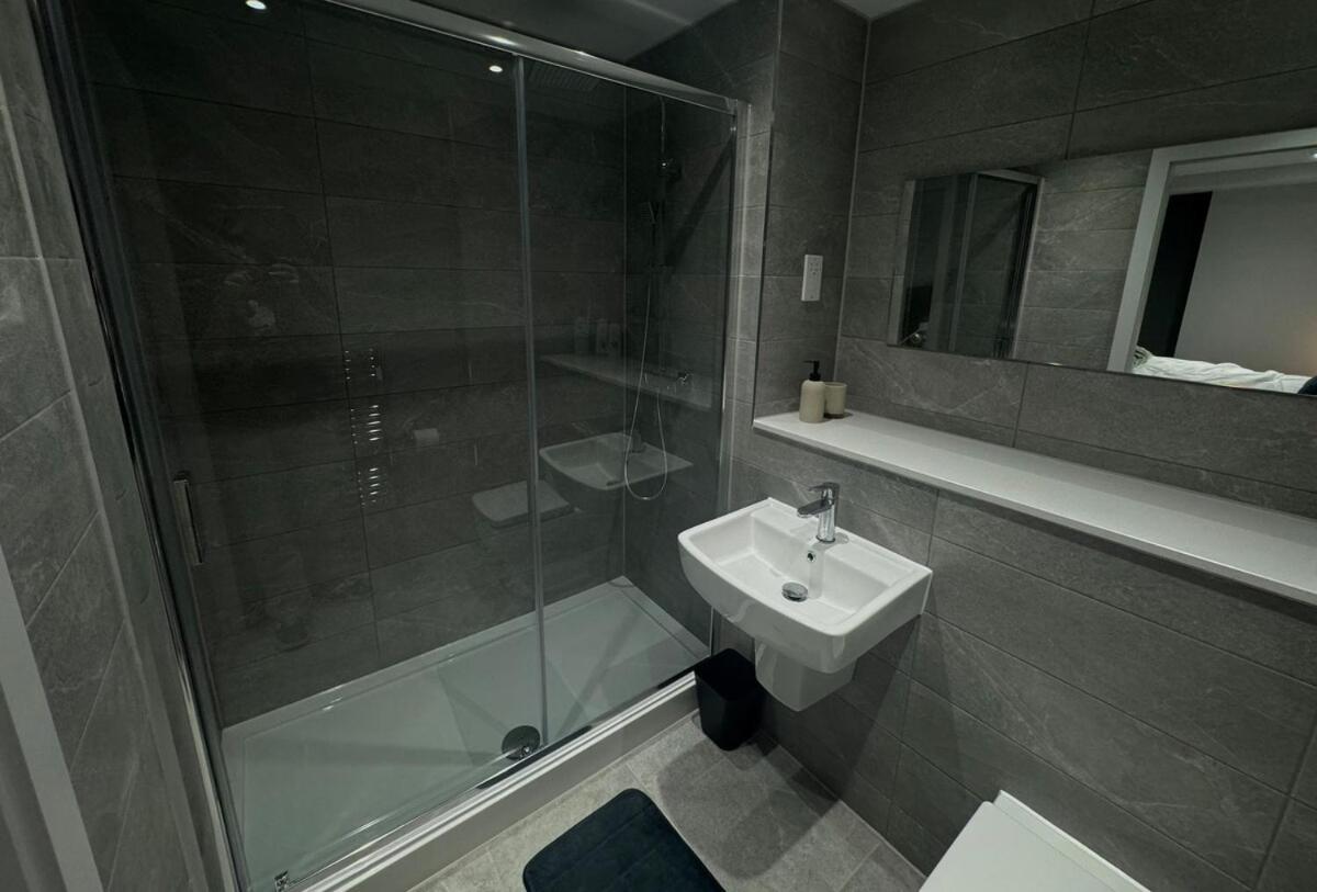 Modern 2-Bedroom Apartment In Heart Of Liverpool Exterior foto